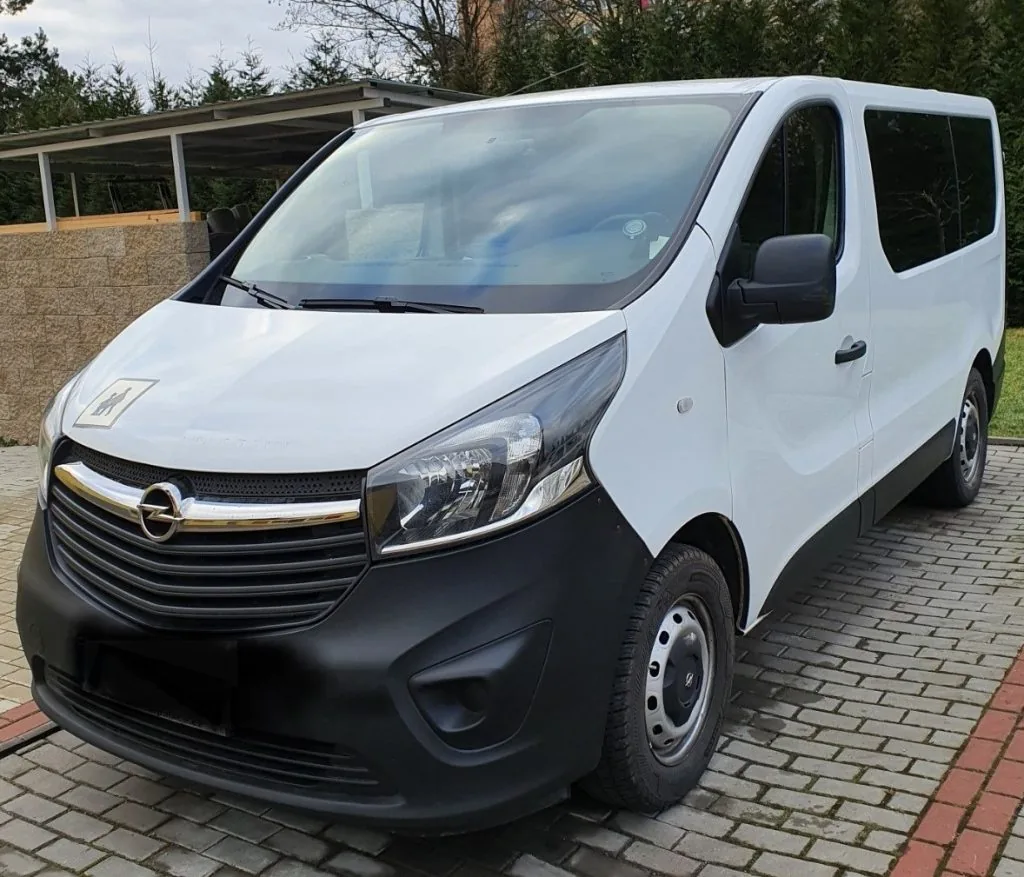 Opel Vivaro 8+1 — přední pohled