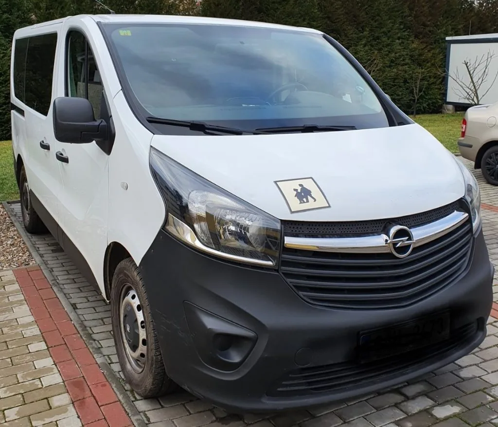 Opel Vivaro 8+1 — exteriér