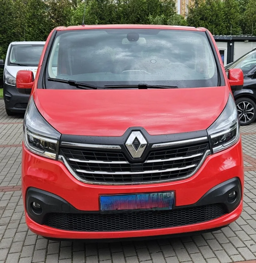 Červený Renault Trafic 8+1 — přední pohled