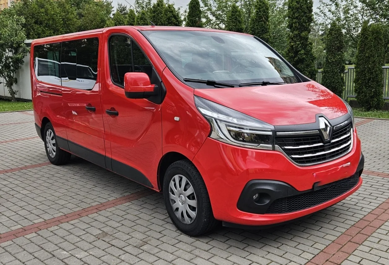 Červený Renault Trafic 8+1 — exteriér