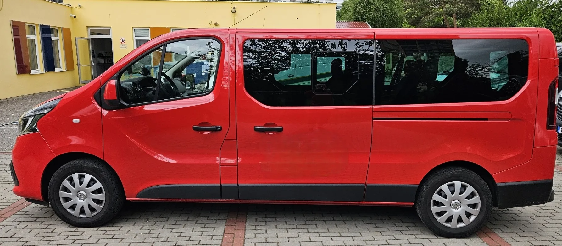 Červený Renault Trafic 8+1 — interiér
