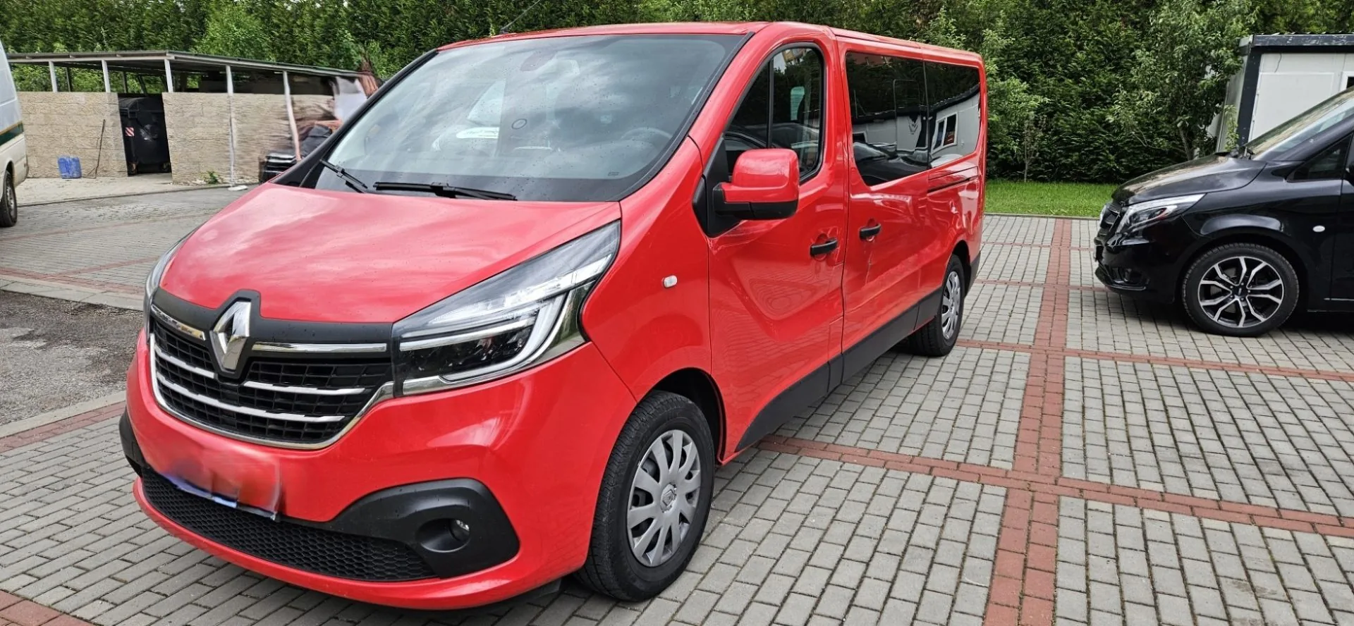 Červený Renault Trafic 8+1 — sedadla