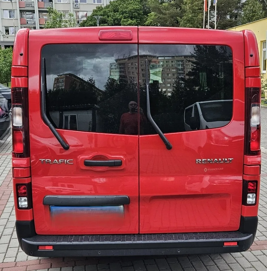 Červený Renault Trafic 8+1 — bok vozidla